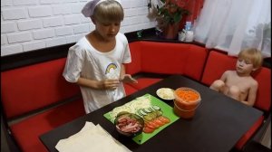 дети готовят шаурму