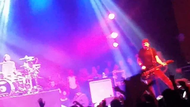 Blink 182 w/Matt Skiba at musink 3-22-15 violence смотреть онлайн