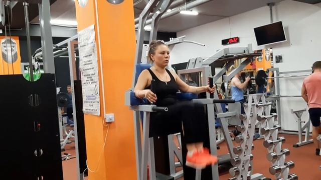 Поднятие ног в тренажёре геркулес или римском стуле смотреть онлайн