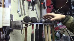 Поворотный кронштейн для хранения молотков