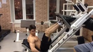 Парень 15 лет поднимает на ноге 500 кг