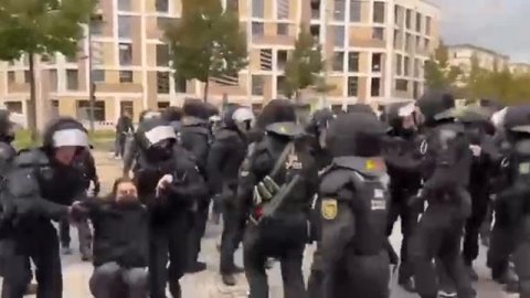 Жесткий разгон демонстрантов в Лейпциге
