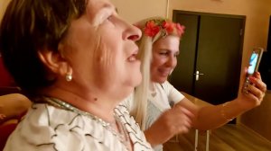 Павел Арламов поет для жителей села.