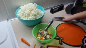 Хозяйничаю на кухне) Квашу капусту и даже шинковка не нужна) Пересолила...