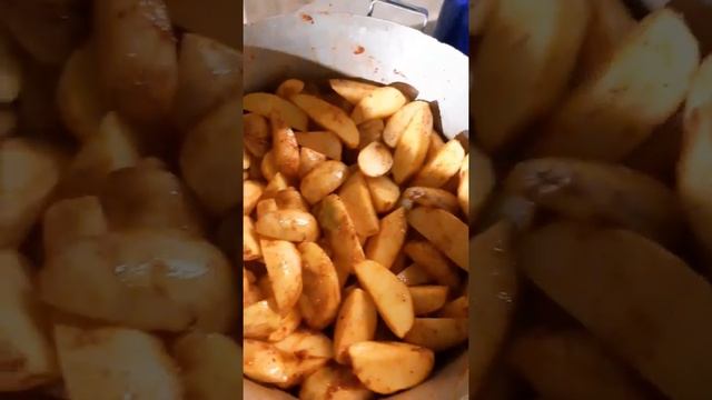 Абхазская кухня. Мясо маринованное в вине и картофель в казане.