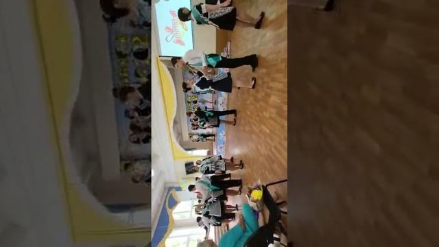 Выпускной вальс - один мальчик на две девочки