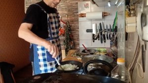 Гречневый суп с солеными огурцами.