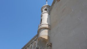 Соколы (гнездо) на башенке особняка Гаджинского в Баку совсем обнаглели
