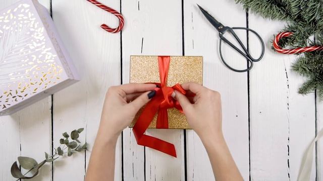 Как завязать бант. Как завязать бант на подарке. Красивая упаковка с бантиком смотреть онлайн