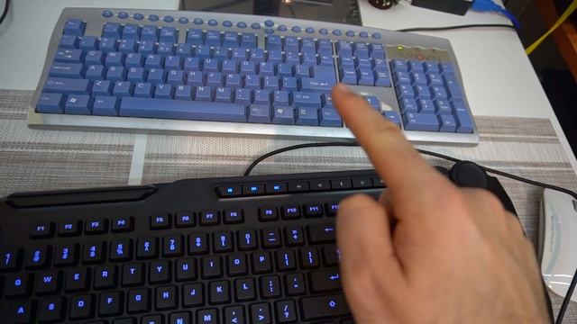 Roccat Horde keyboard (Membranical, Illuminated, Rotary Knob, USB plug, Macro & Multimedia keys) смотреть онлайн