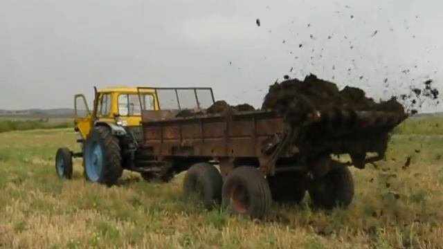 Разбрасывание удобрений.