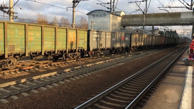 2ЭС4К-017 "Дончак" с грузовым поездом смотреть онлайн