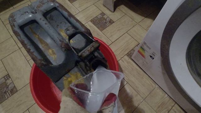 Чистим канистру / бензобак изнутри. Электролиз Ржавчины 2. Недогаражный Недоблог смотреть онлайн