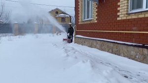 Бензиновый снегоуборщик BRAIT BR-7056W в работе