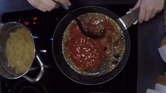 Tortiglioni al sugo di pesce sardine/Макароны в красном соусе из сардин. смотреть онлайн