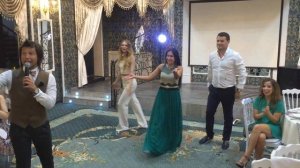 Цыганка танцует на свадьбе