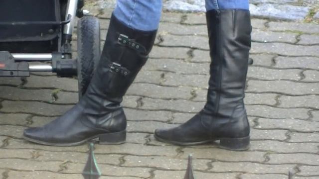 standing and playing with boots смотреть онлайн