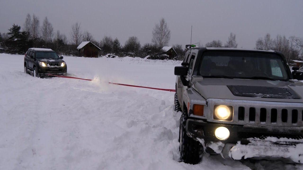 Toyota PRADO спасает HUMMER H3, УАЗ, НИВУ, FORD ESCAPE и торит путь SUZUKI VITARA в глубоком снегу смотреть онлайн