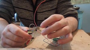 Питание светодиода от одной батарейки