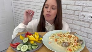 МУКБАНГ ТЕФТЕЛИ В СЛИВОЧНОМ СОУСЕ ПАСТА ОВОЩИ MUKBANG MEATBALLS IN CREAMY PASTA SAUCE