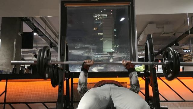 29.12 Жим лежа узким хватом 70кг 4х12 4ый подход смотреть онлайн