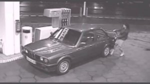 Женщина на заправке. Прикольно.