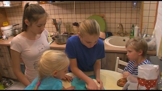 Дети готовят хворост сами.