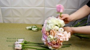 Собираем букет невесты из микса цветов нежно-розовых, персиковых и белых оттенков.