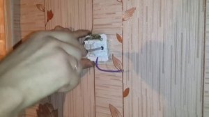Замена выключателя 220 В на коленке и под напряжением.