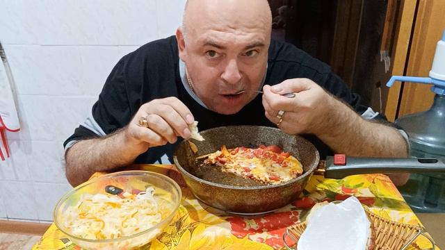 Мукбанг. Яичница с помидорами и квашенная капуста. Ютуб тик ток и др.