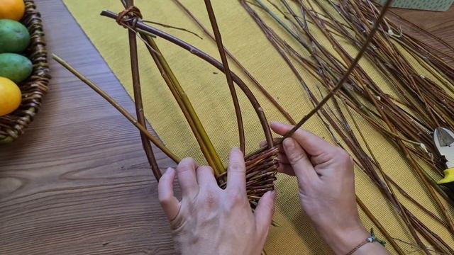 Как сплести из осенней ивы самую простую фруктовницу. Сможет каэдый! смотреть онлайн