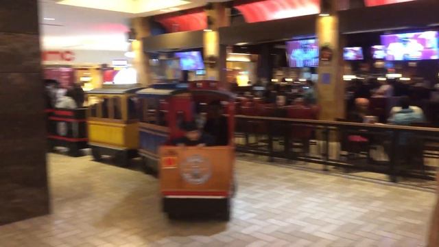 Детская железная дорога в Ресторанном Дворике торгового комплекса Тайсон Корнер - 11 декабря 2022. смотреть онлайн