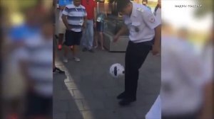 Полицейский удивил фанатов в чеканке мяча