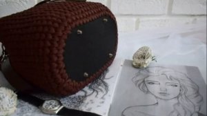 Не отразима сумочка торба с кожаной фурнитурой. Есть несколько видео по ее вязанию