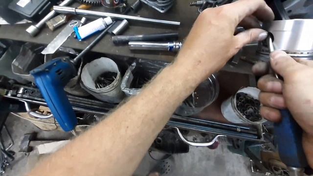Установка стопорных колец поршневого пальца. Приспособление . Утюги.
