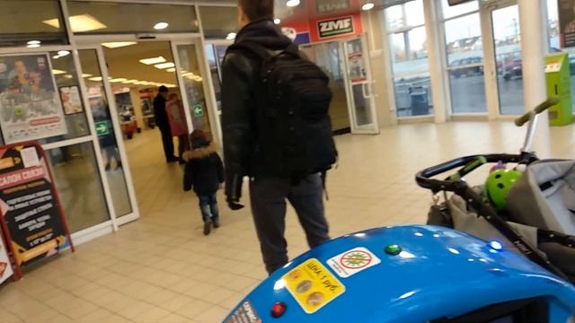 В магазине. Обижульки лежа на траве. Кто уснул в 5 вечера? смотреть онлайн