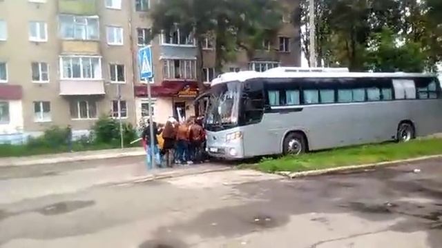 По Костроме движется колонна с американскими флагами смотреть онлайн