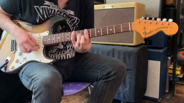 1971 Fender Stratocaster in Sunburst finish смотреть онлайн