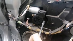 Mazda Demio Driver Door Window Fixing