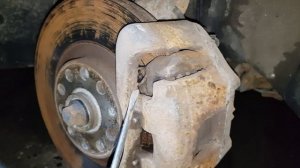 как правильно отогнуть пружину-фиксатор суппорта на ауди а6 с5 2005г allroad