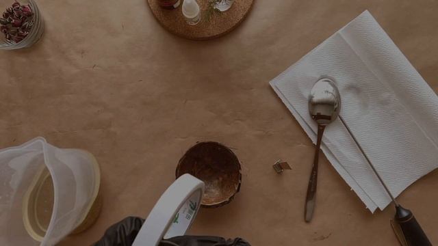 Свеча из кокосового воска в кокосе. смотреть онлайн