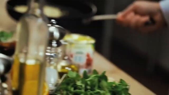 Салат из свеклы с орешками, пармезаном и заправкой из бальзамического уксуса