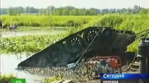 Достали танк из болота на Украине!