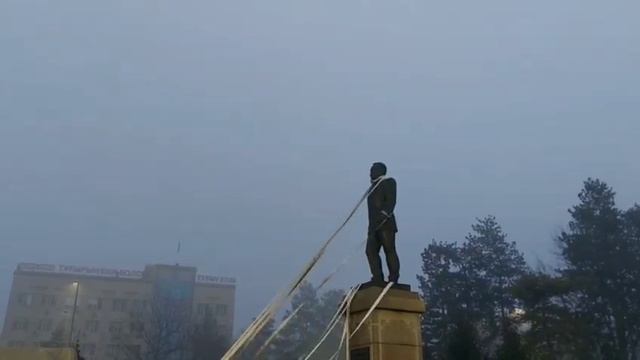 Толпа сносит памятник Назарбаеву