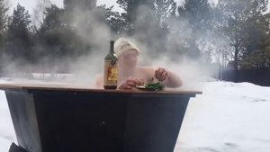 Русское парение в банном чане зимой