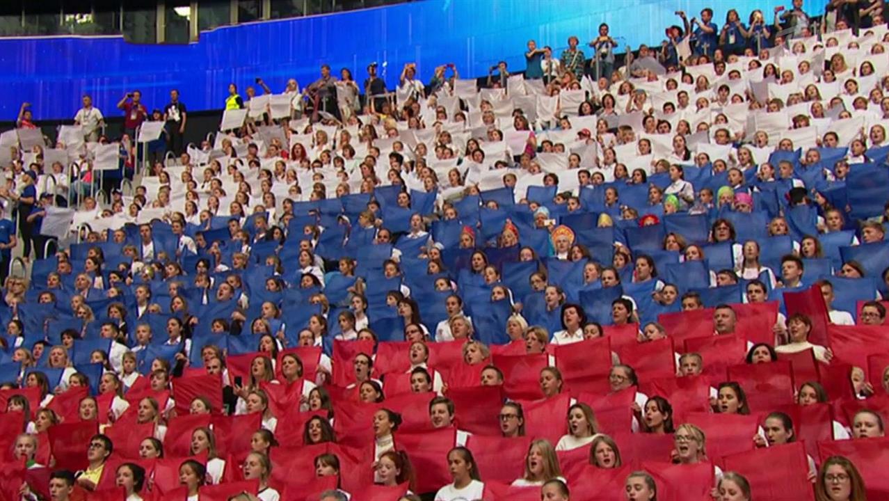 Пение страны. Исполнение гимна РФ. Люди поют гимн России. Хор на стадионе. Люди поют гимн.