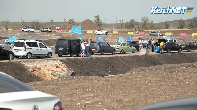 В Крыму День крымско-татарского флага отметили автопробегом по Керченскому мосту смотреть онлайн