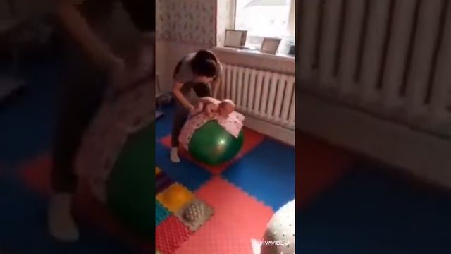 Детский массаж! Веселый помощник Фитбол. Видео ускорено. смотреть онлайн