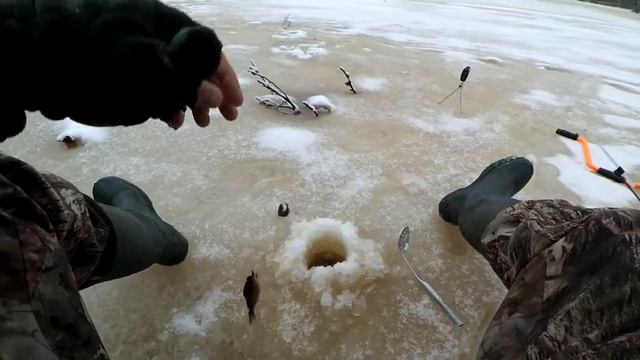 Наконец-то! ЛЁД!!! Окунь на безмотылку - чёртика! смотреть онлайн