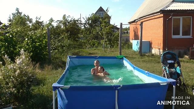 Дача в начале июля. Как мы с Элечкой купались в бассейне. смотреть онлайн